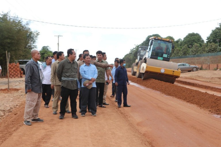 ​អភិបាលខេត្ត​កែប​អញ្ជើញ​ដឹកនាំ​ក្រុម ការងារ​ចុះ​ពិនិត្យមើល​ការដ្ឋាន​ការ សាងសង់​ផ្លូវ​លេខ​១៣៣៣