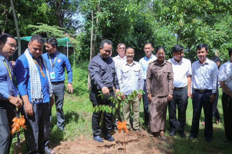 អភិបាលខេត្ត​កែប ចែក​កូន​ឈើ​៥​ពាន់​ដើម ដល់​សាលា​បច្ចេកទេស ដុន បូ​ស្កូ​ខេត្ត​កែប