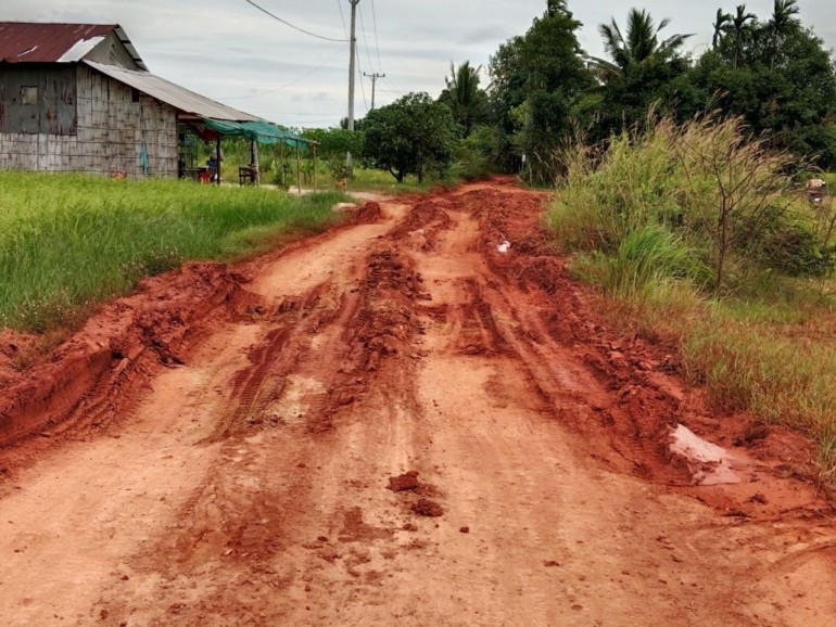 🛣️ ការអំពាវនាវ និង​ការឆ្លើយតបៈ ផ្លូវលំ​មូលនិធិ​ឃុំ​-​សង្កាត់​នៅ​ភូមិ​អន្លង់​ម៉ាក់​ប្រា​ង ខេត្ត​កំពត រង​ការខូចខាត​ធ្ងន់ធ្ងរ​