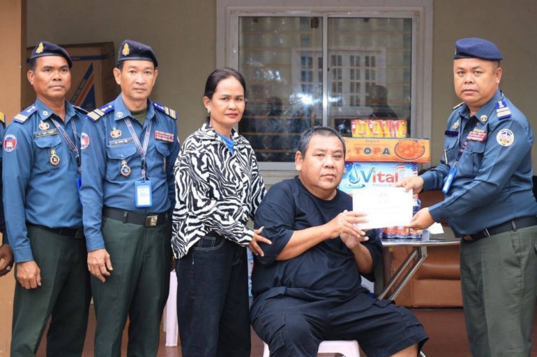 ​លោក​មេបញ្ជាការ​កងរាជអាវុធហត្ថ​ខេត្ត​កែប ចាត់តាំង​តំណាង​ចុះ​សាកសួរ​សុខទុក្ខ និង​នាំយក​អំណោយ​ជូន​គ្រួសារ​យោធិន​អាវុធហត្ថ​ដែល​មាន​ជំងឺ និង​អតីតយុទ្ធជន​ចំនួន ១២​គ្រួសារ​