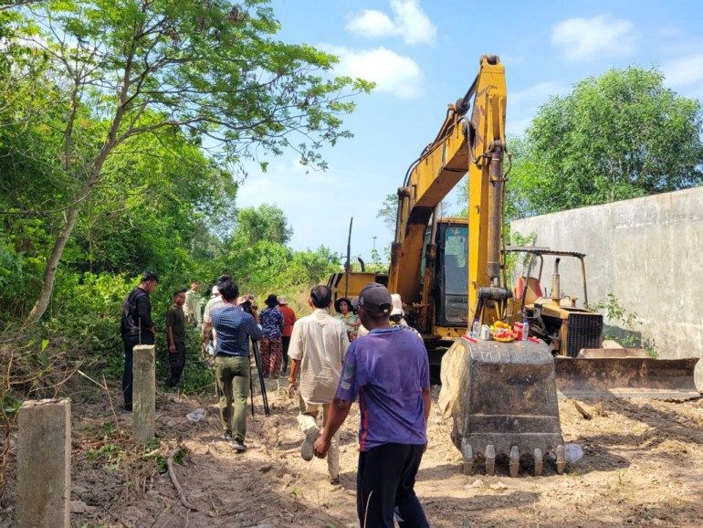 លោក ហ៊ួ​រ មិថុនា ចុះ​បើក​ការដ្ឋាន​សាងសង់​ផ្លូវ​បេតុង​ក្រវាត់​ភ្នំ​អង្គោល​តូច ដើម្បី​ជំរុញ​ចរន្ត​សេដ្ឋកិច្ច​មូលដ្ឋាន​
