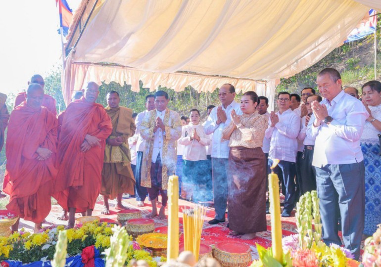 អាជ្ញាធរ​ខេត្ត​កំពត បញ្ចុះ​បឋមសិលា​សាងសង់​រូបសំណាក “​លោកតា​ទ្វារ​” ដើម្បី​លើកកម្ពស់​ទេសចរណ៍​សាសនា និង​សម្រួល​ចរាច​រណ៍​